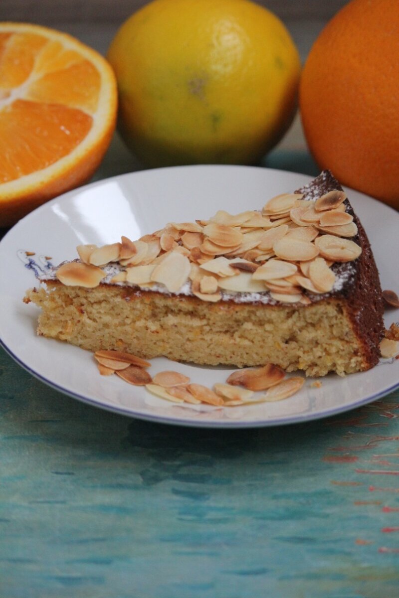 
Этот воздушный цитрусовый пирог, приготовленный по итальянскому рецепту, часто подают на десерт после плотного обеда😋