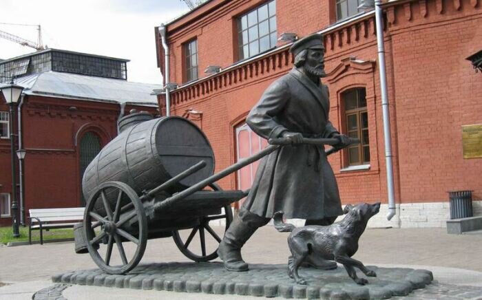 Даже памятник поставили, так прониклись))