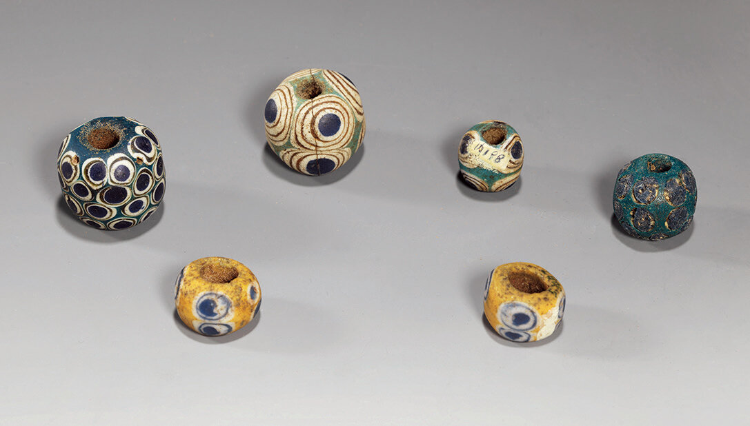 Стеклянные бусины "глаза стрекозы" из гробницы князя И. Коллекция музея провинции Хубэй.