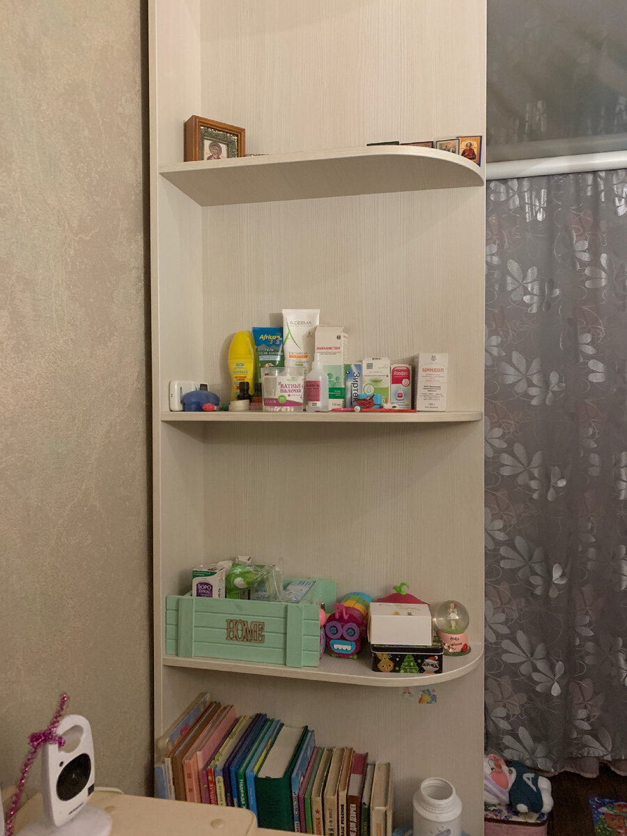 Каждую полку протереть отдельно и весь шкаф 