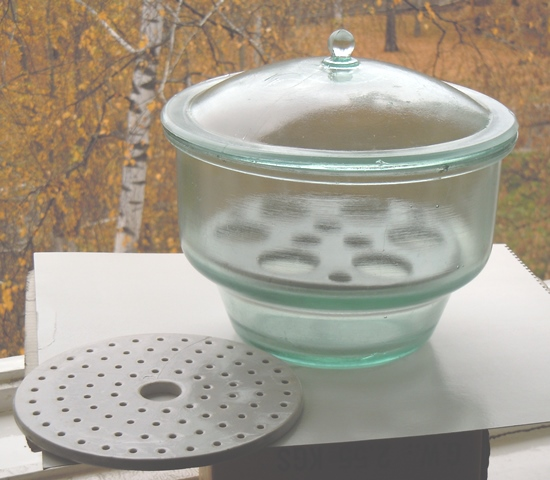 Эксикатор Э-250 (внутренний диаметр — 250 мм) и фарфоровая вставка