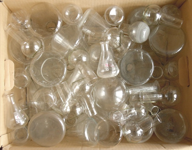 Большая коробка с колбами самых разных типов. Есть БУ, есть и абсолютно новые