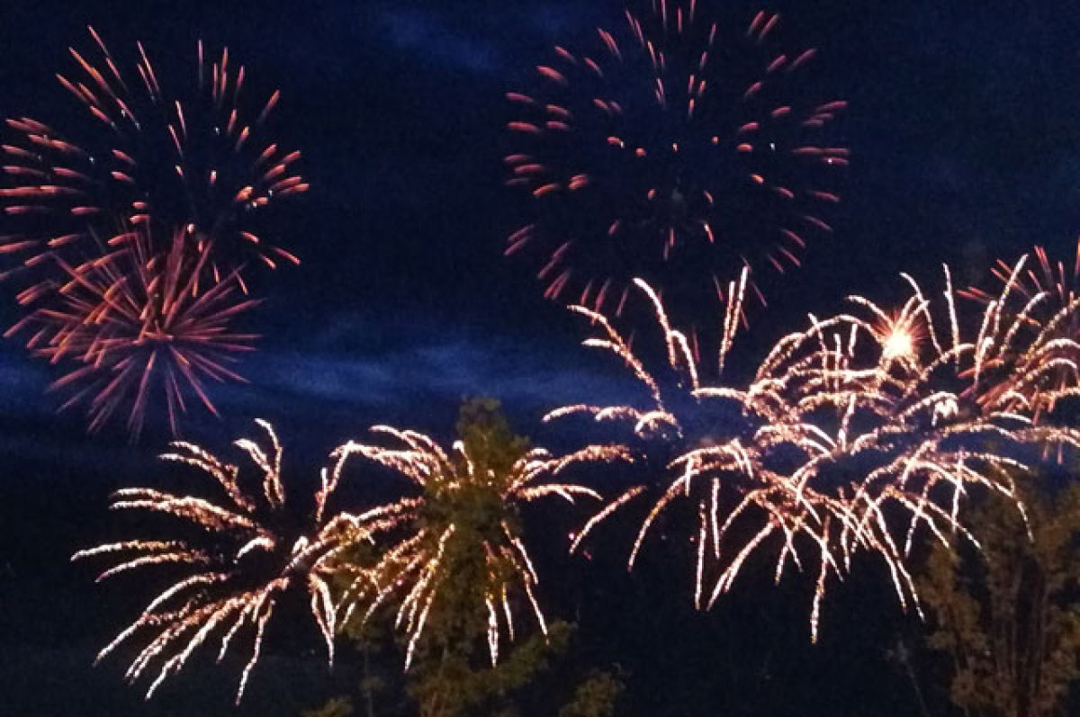    В Новосибирске из-за фейерверка загорелись четыре балкона на МЖК