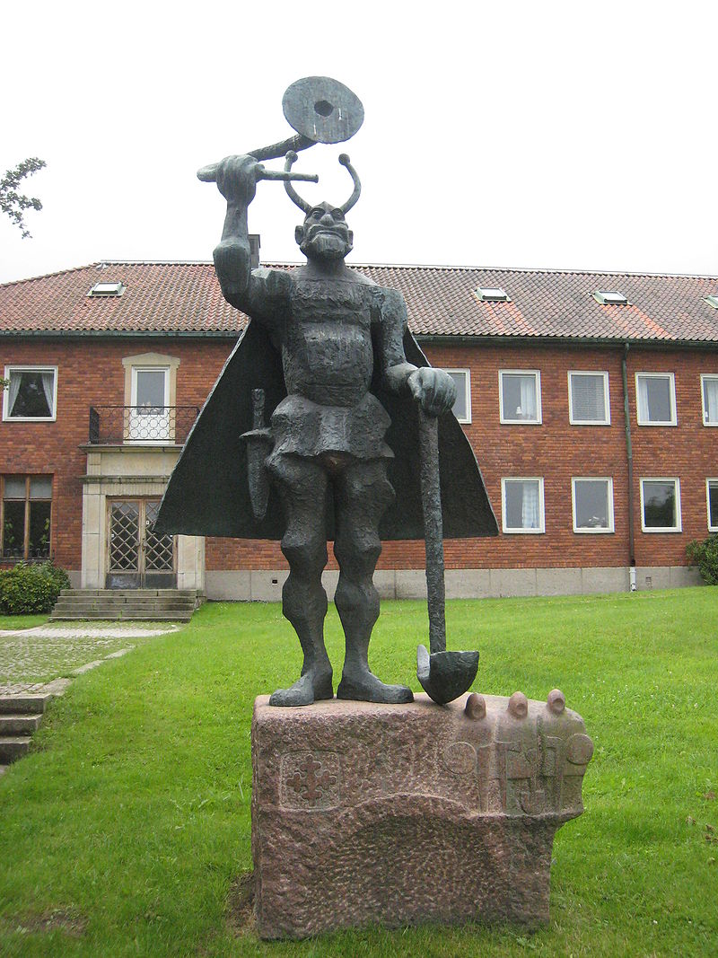 Статуя внука Эстрид Ярлабанке перед муниципальным залом Тэби