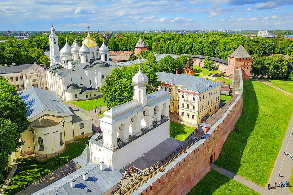 Новгород прямой. Новгородский Детинец Великий Новгород. Звонница Софийского собора Великий Новгород. Новгородский Детинец и Софийский собор. Новгородский Кремль Детинец.