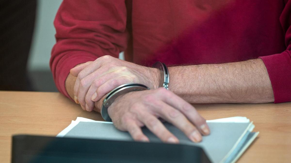    Мужчина в наручниках:Harald Tittel / Picture alliance / Getty Images