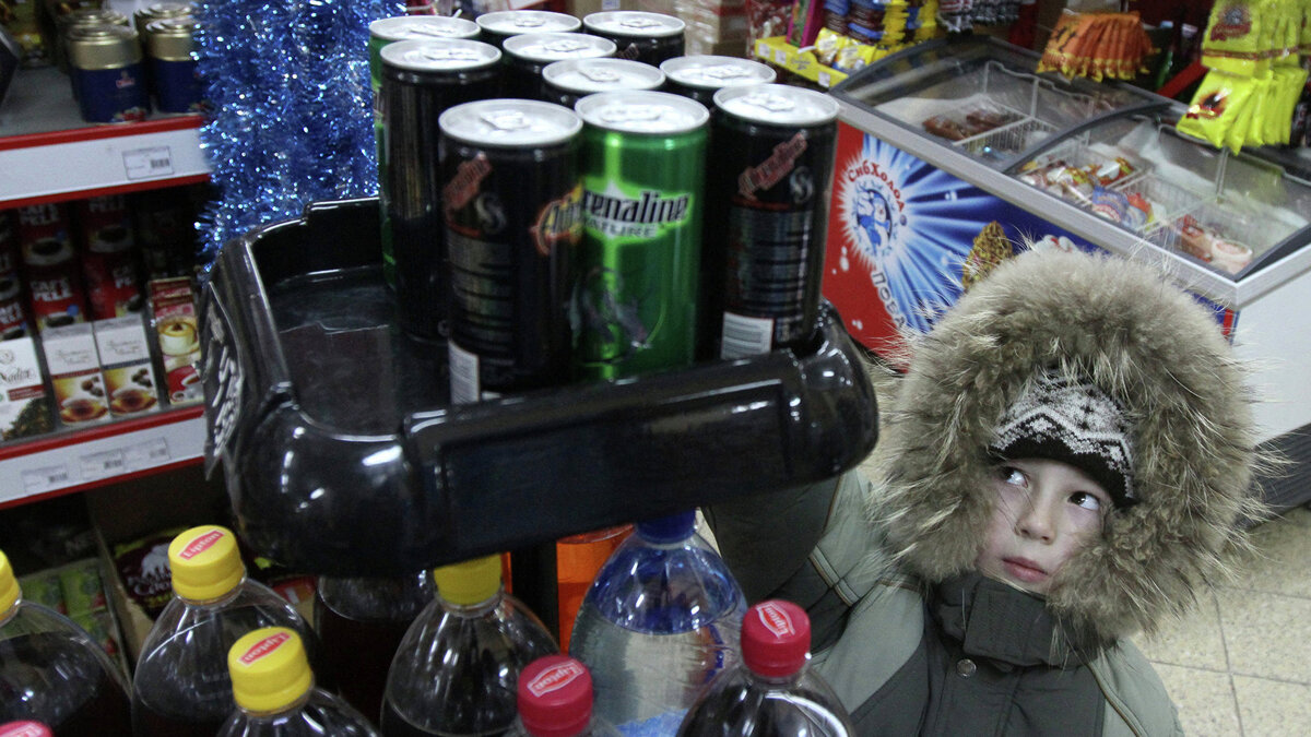    Продажа энергетических напитков© РИА Новости . Алексей Мальгавко