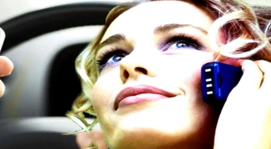 человек с телефоном.