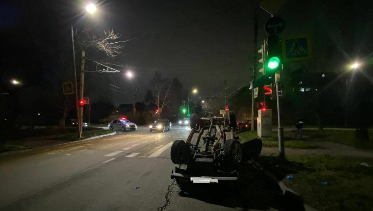     В Ворошиловском районе Ростова произошла авария с участием «Нивы» и иномарки, пострадали три человека, об этом сообщили в пресс-службе Госавтоинспекции.