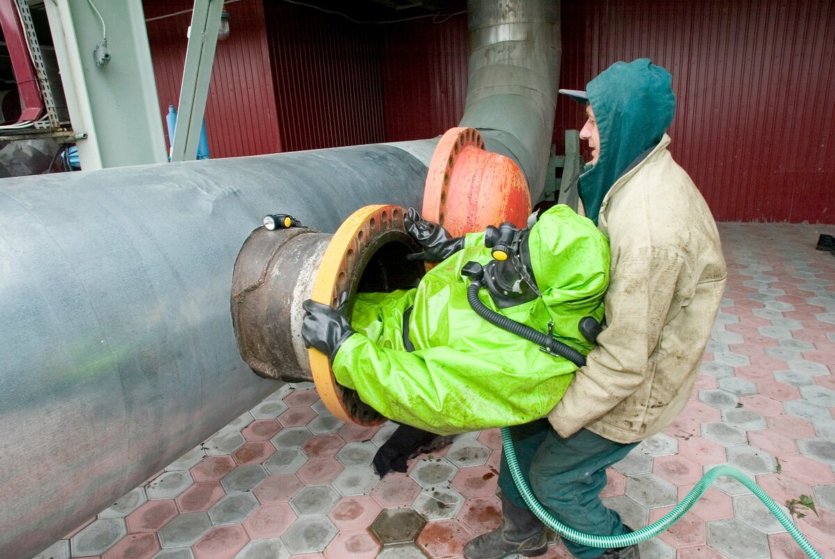 Самое узкое место "пролаза" - горловина технологического люка, через который осуществляется вход-выход. В самой трубе гораздо просторнее