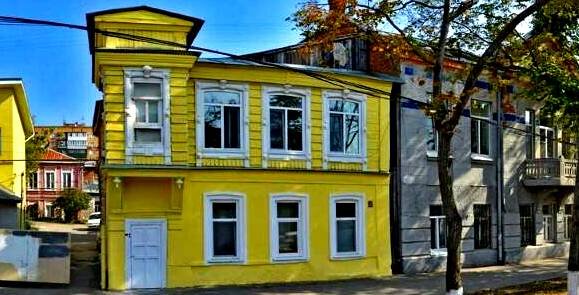 Для исторического здания цвет слишком "вырвиглазный"