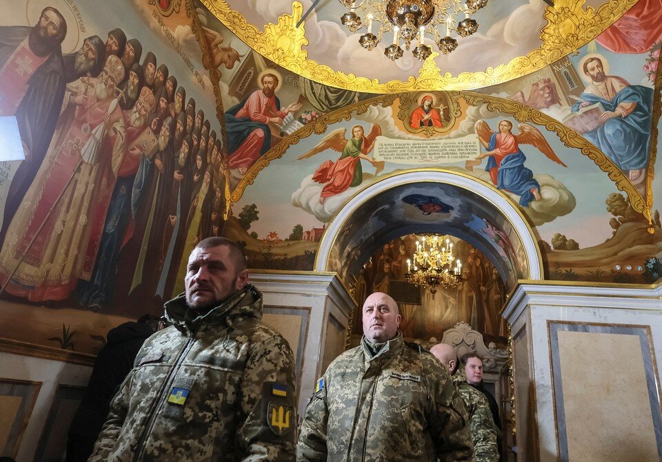     На богослужении было вовсе не людно, зато в изобилии в храме пестрел камуфляж ВСУ.  REUTERS