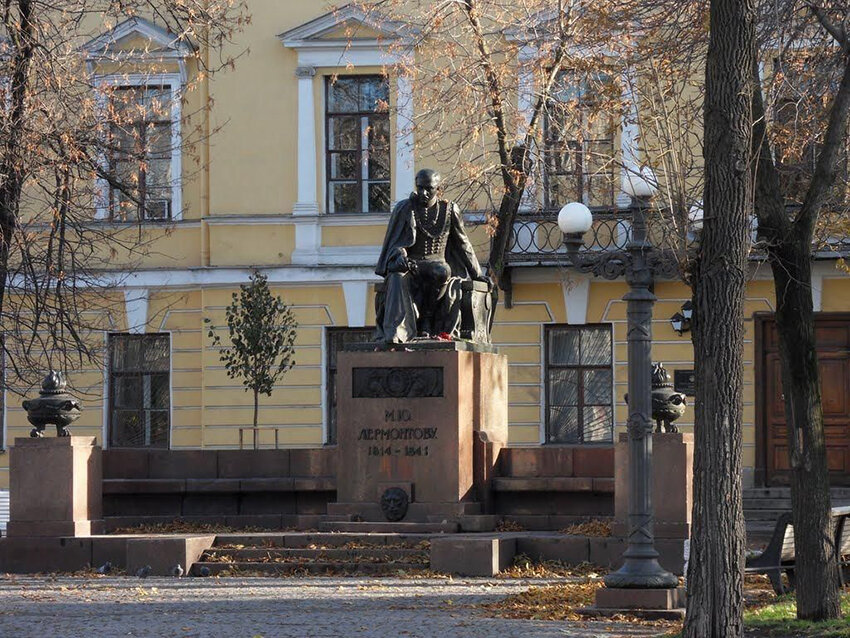 Памятник Лермонтову перед зданием бывшей Школы гвардейских подпрапорщиков и кавалерийских юнкеров 
