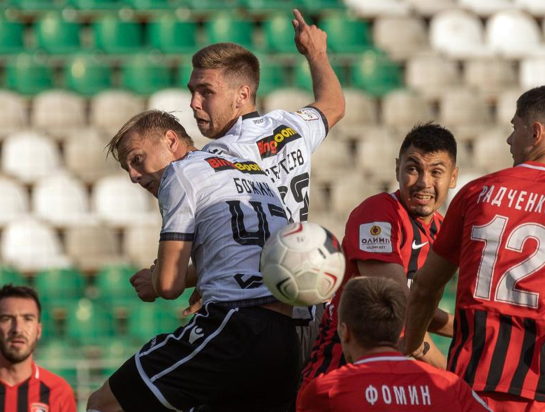 «Торпедо» - «Текстильщик» (Иваново) – 3:1. Ворота гостей атакуют торпедовцы Сергей Божин (№47) и Иван Сергеев.