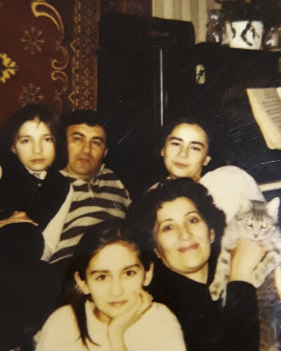 Наша семья. 1996 год. Я в черном жилете. Папа, мама, сёстры и кот Цапчик. Ковер и фортепиано — скрепы форэва энд эва 