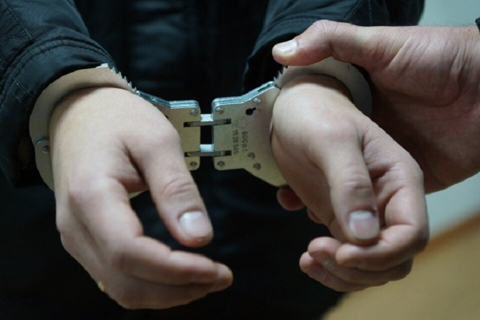     Мужчина надел кольцо на палец и убежал. Светлана МАКОВЕЕВА