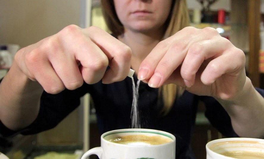 отравленный чай. анекдот про чай проводница жизнь потрепала. чем можно усыпить человека в домашних условиях. препод подсыпал таблетки в чай. подсыпал снотворного в чай.