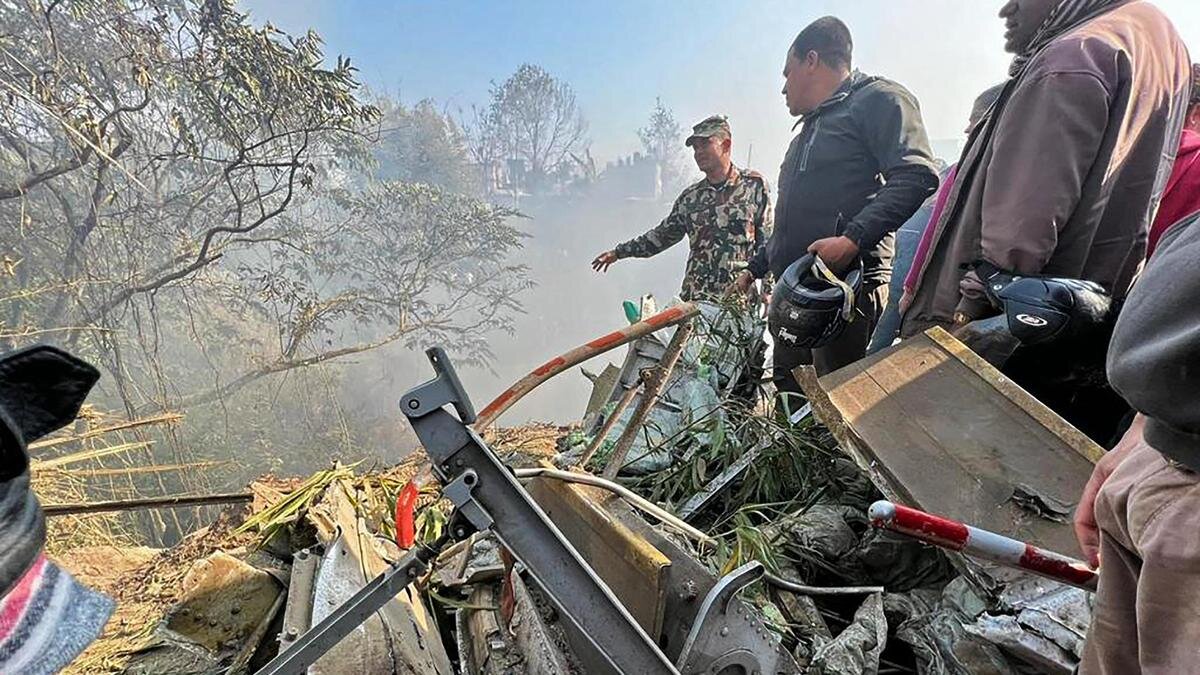    Спасатели и военные на месте крушения самолета:Krishna Mani Baral/Getty Images