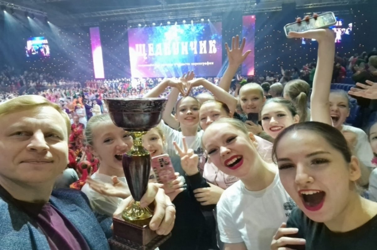    «Мы - лучшие! И я верю в ребят, победа будет за нами», - такие слова перед отъездом в Москву говорил руководитель Образцового художественного коллектива ансамбля танца «Кедровые орешки» Андрей Кульманов.
