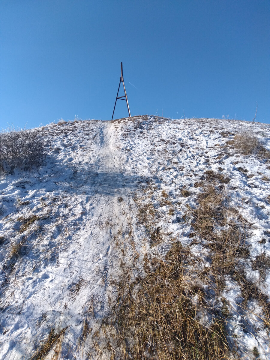 Фото автора. Вершина Новопятигорского кургана увенчана геодезическим знаком. Может быть это и есть та самая Ось Времени, замаскированная под треножник?