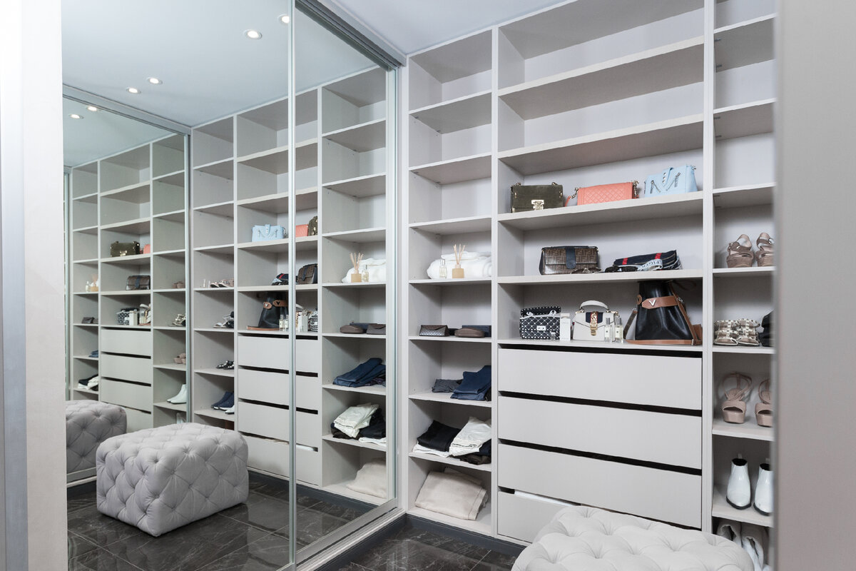Изготовлено компанией БИС интерьер по проекту дизайн-студии D&D. Здесь у нас отдельное помещение гардеробной, в которой совмещено открытое хранение с передвижными дверями-купе.