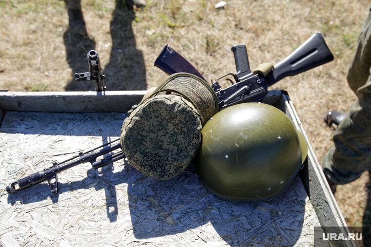    Предполагается, что дезертир имеет себе автомат и патроны