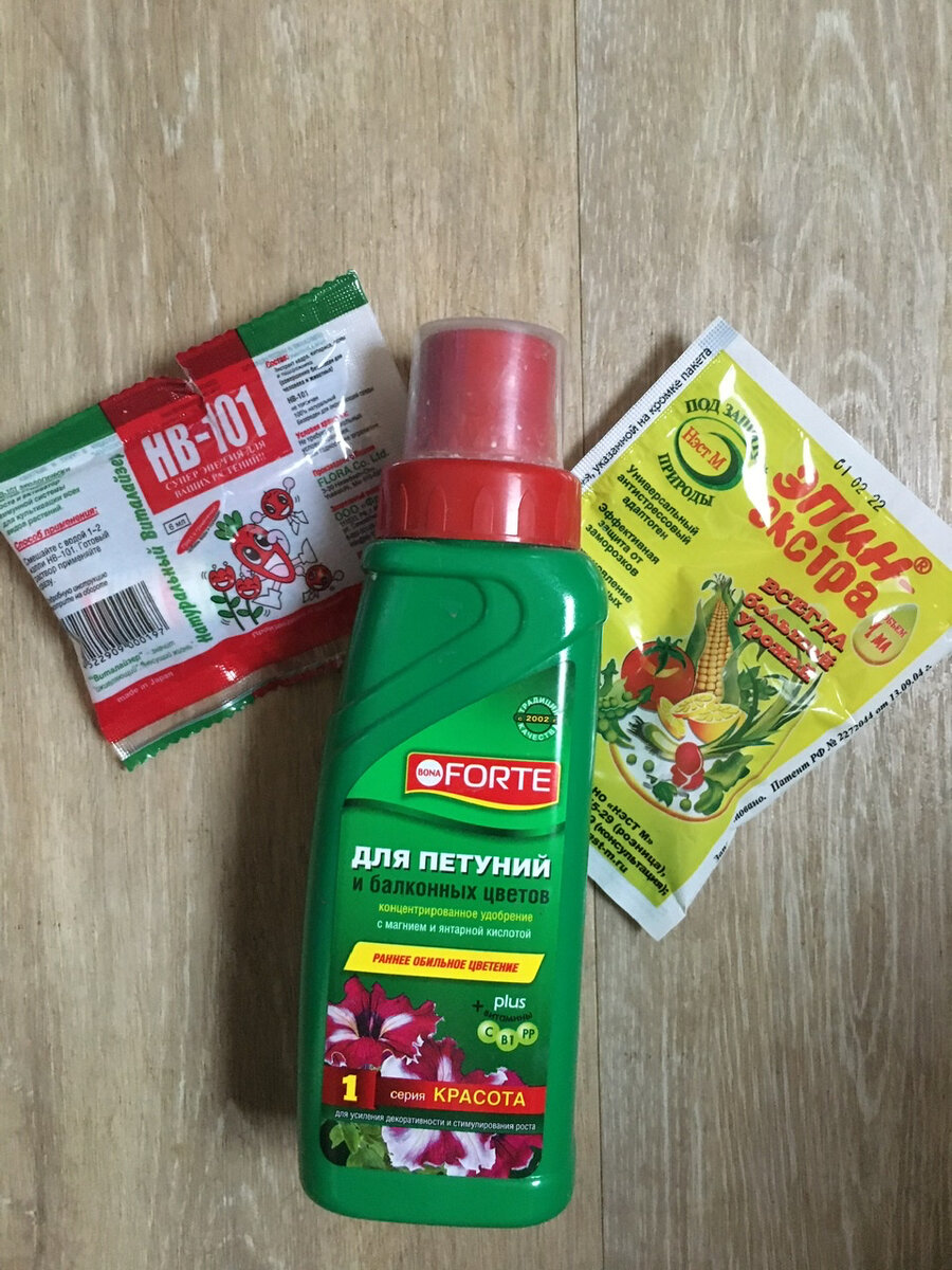 Подкормки на этапах проращивания и первых настоящих листиков.