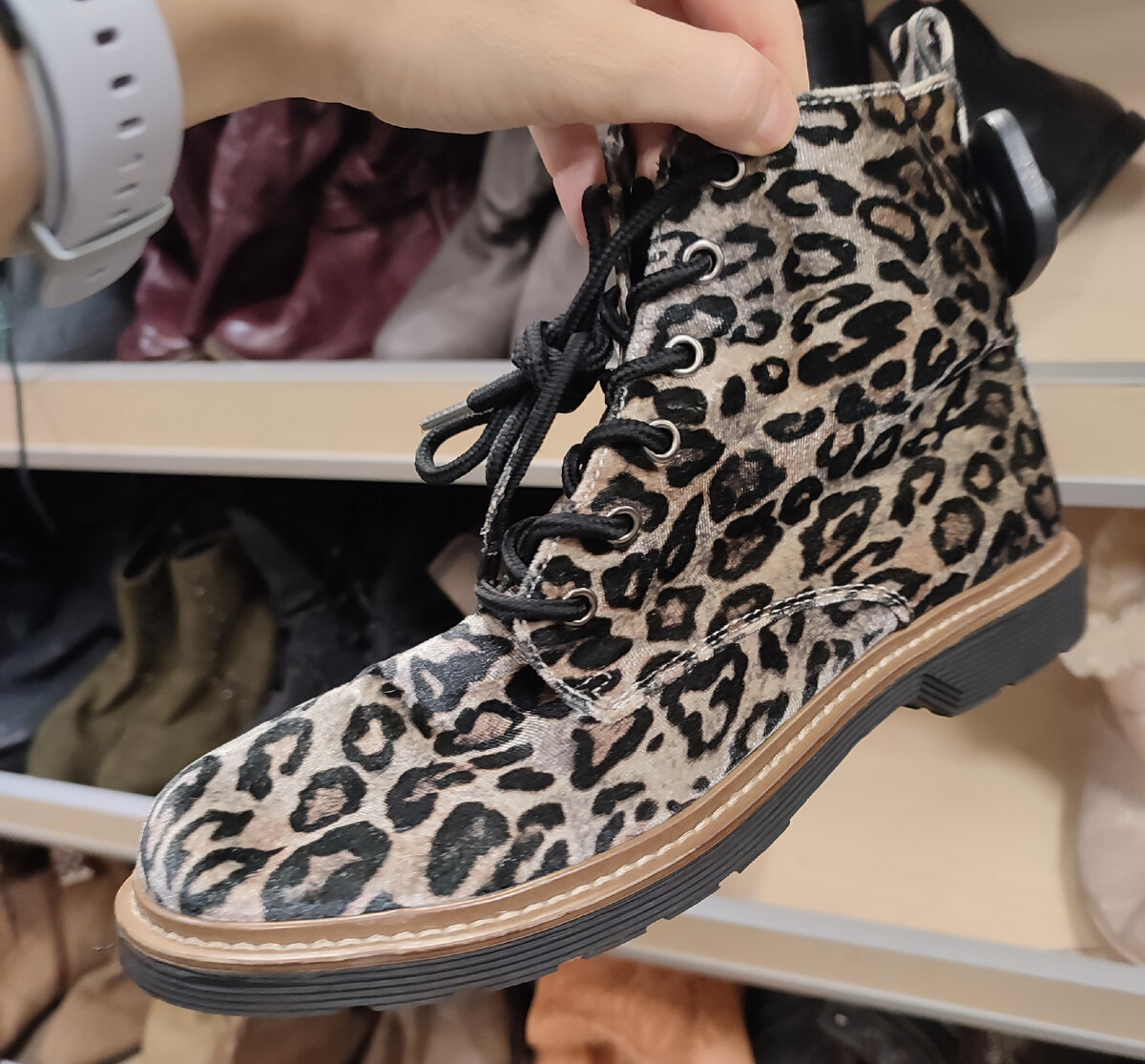 Размер 40. Вся обувь по 1000 рублей, без учёта скидки. 