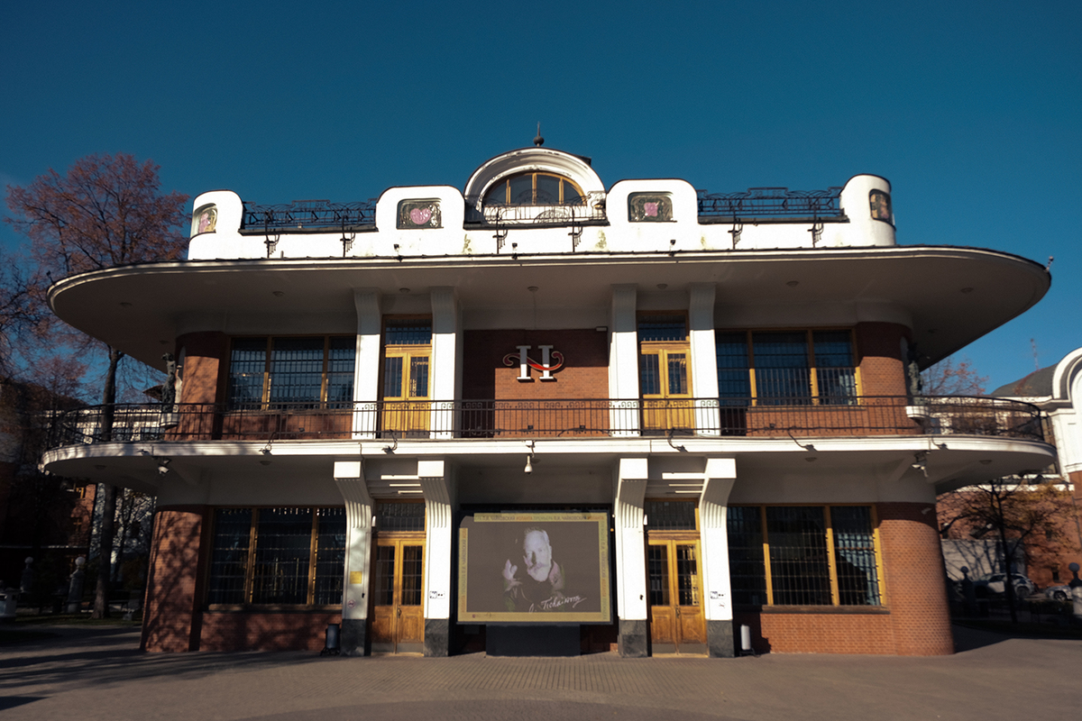 Фото из Яндекса.  Главный вход в Новую Оперу.