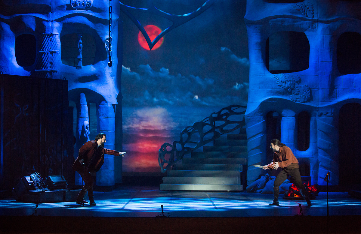 Фото:  https://novayaopera.ru/afisha-i-bilety/repertuar/georgesbizetkarmen/  Фрагмент из спектакля. В лагере контрабандистов.