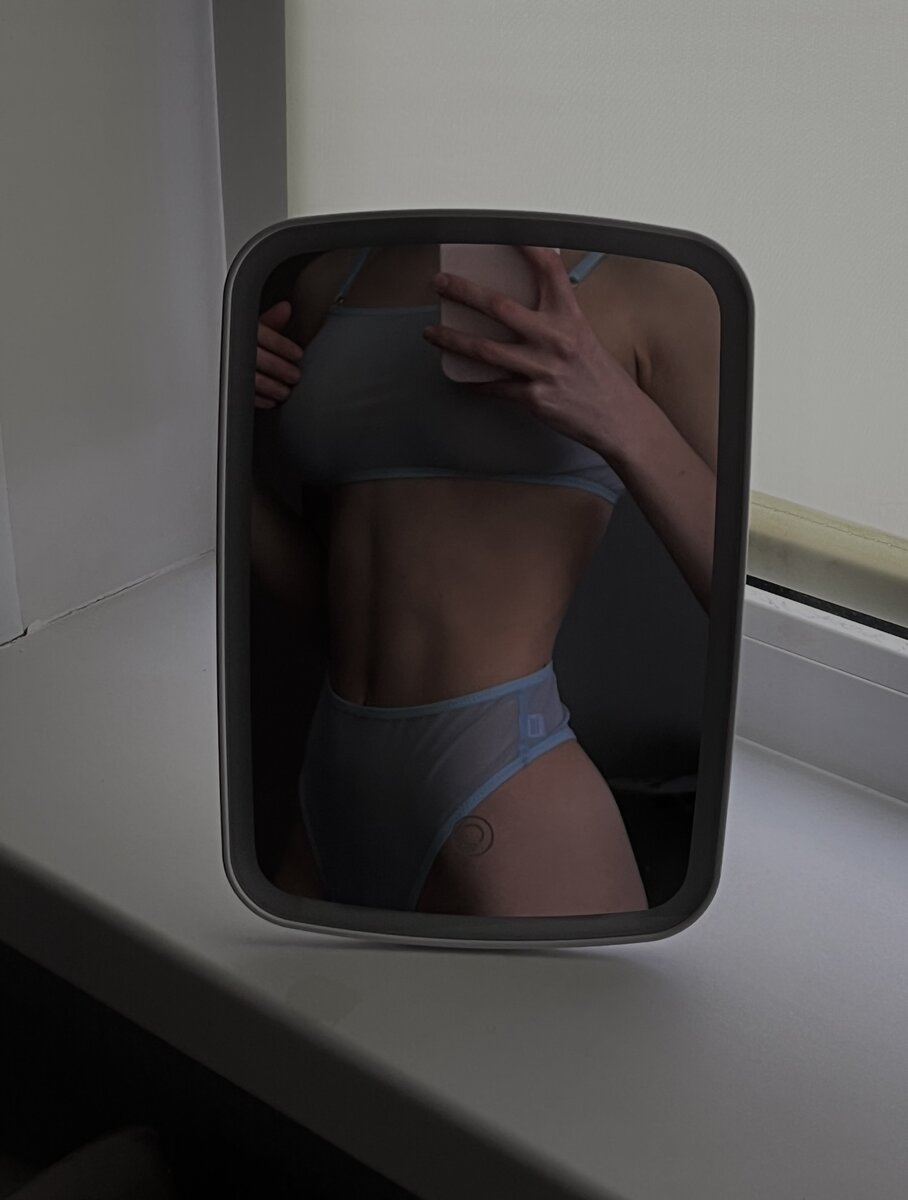 Я в принципе человек закомплексованный и часто загружаю себя.
повторюсь, как и многие другие девушки, что «я не красивая, я толстая, мне это не нравится и
вот Это...»
Естественно бывают периоды в жизни, когда ты себя принимаешь, когда тебе делают комплименты и ты чувствуешь уверенность.
Но зачастую именно я чувствую
НЕУВЕРЕННОСТЬ