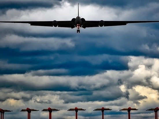 Американские корпорации Lockheed Martin и Raytheon начали разработку новой крылатой ракеты, которая будет способна нести ядерный заряд.
Планируется, что этими ракетами будут оснащать бомбардировщики дальнего радиуса действия. Как сообщила пресс-службы военно-воздушных сил США, стоимость контрактов составит 900 миллионов долларов, а сроки — 54 месяца.После завершения конкурса военные выберут одну из двух компаний для производства тысячи ракет.
При этом отмечается, что не всех из них будут оснащаться ядерными зарядами.«Это оружие позволит модернизировать военно-воздушную часть нашей ядерной триады», - подчеркнула инистр ВВС США Хезер Уилсон.
По ее словам, «стратегия сдерживания срабатывает в отношении противников США, которые могут оценивать степень риска». Также он добавила, что новые ракеты расширят возможности американских ВВС, а сама модернизация будет эффективна с точки зрения затрат.