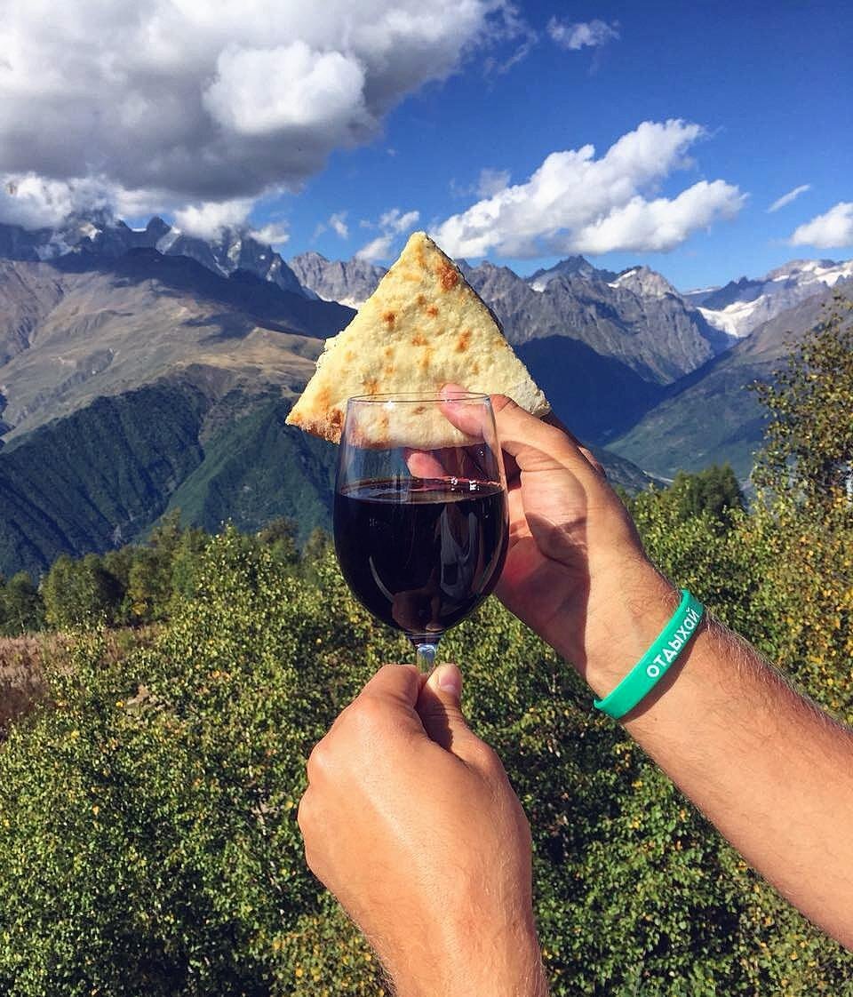 Вот оно же, только на фоне великого кавказского хребта и кусочка чудесного сванского хачапури.