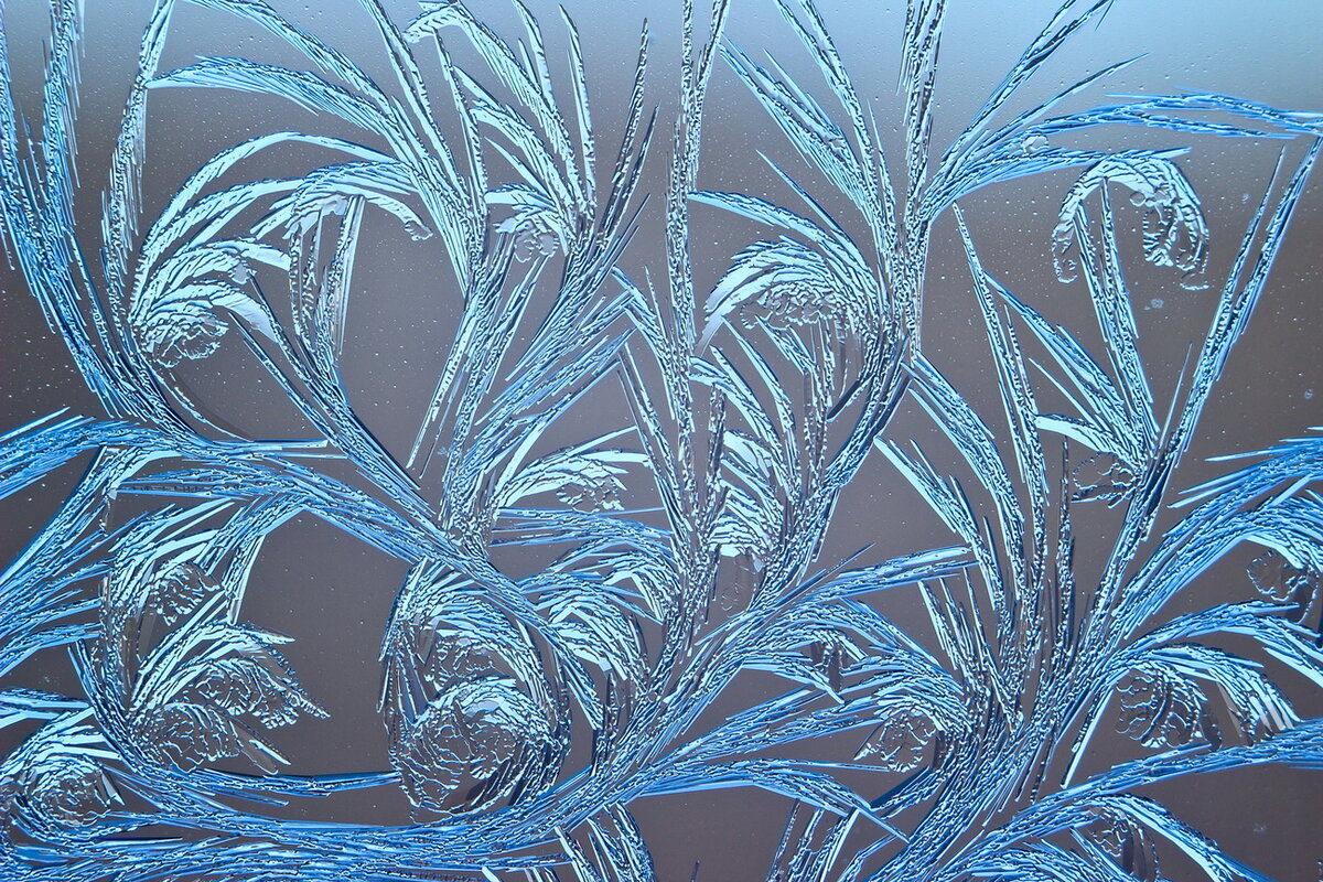 Снежные узоры на стекле