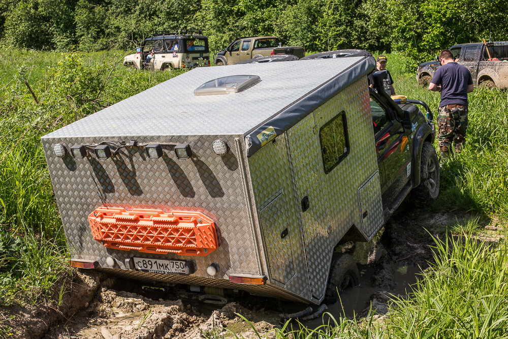 2. Итак, начало машрута и переезжая через ручей я эпично застрял. Впринципе застрявать я буду еще много раз, но эта фотография уж больно хорошо демонстрирует идеально просчитанную геометрию моего домика - задний свес просто супер!

