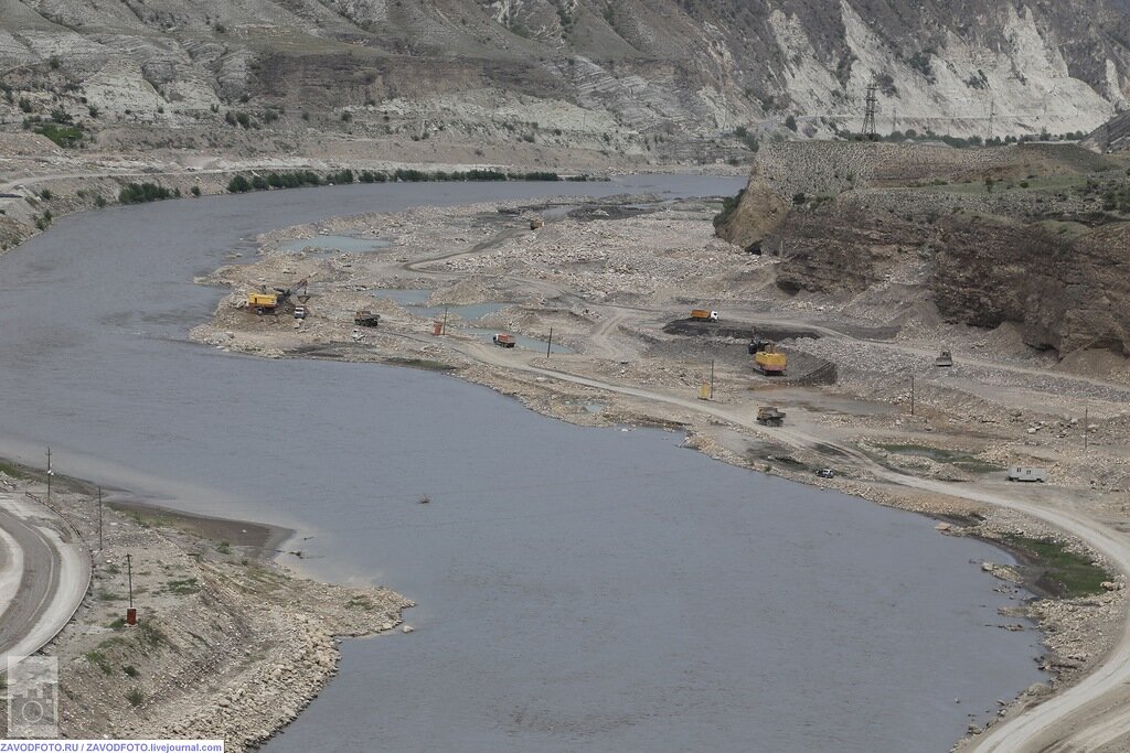 Гоцатлинское водохранилище. Гоцатлинское водохранилище в Дагестане. Гоцатлинская ГЭС. Гоцатлинская плотина. Каменные ворота Гоцатлинская ГЭС.