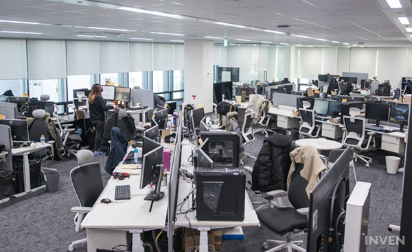 Куда вешать куртки, похоже, так и не придумали.