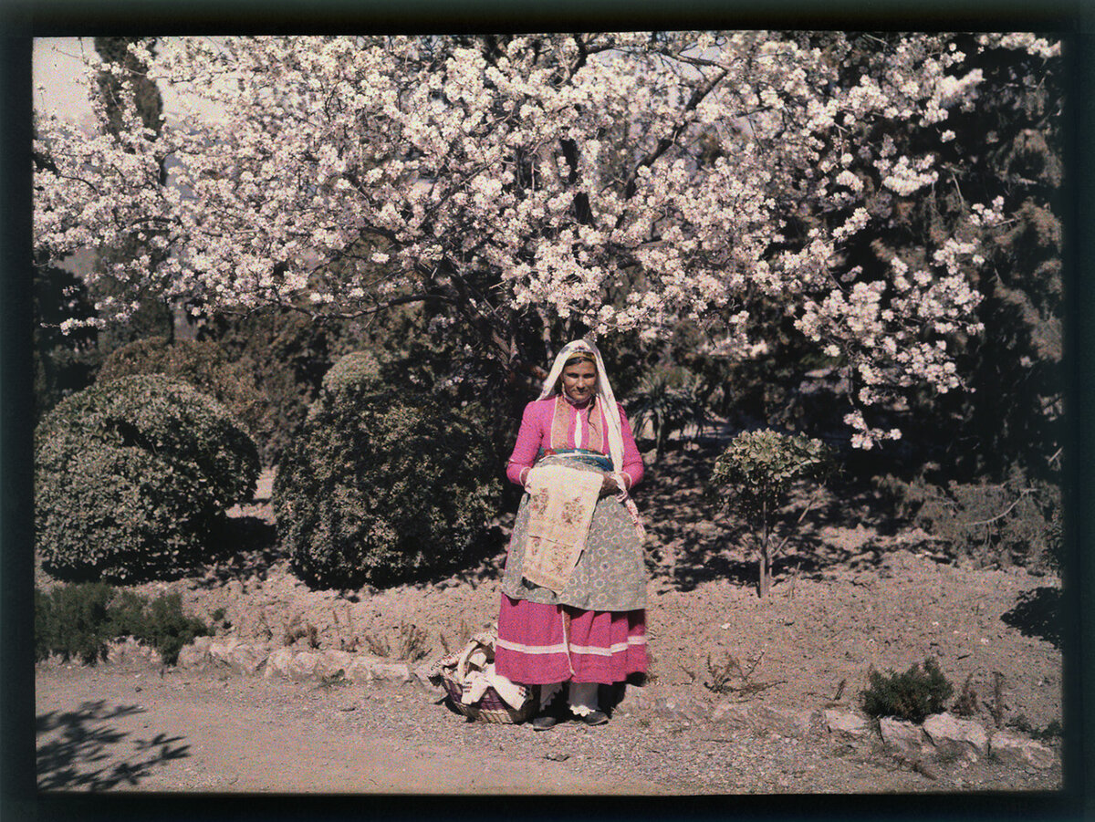 Уникальная фотография крымской татарки в национальном костюме. Начало XX века. Фотограф – Сергей Челноков