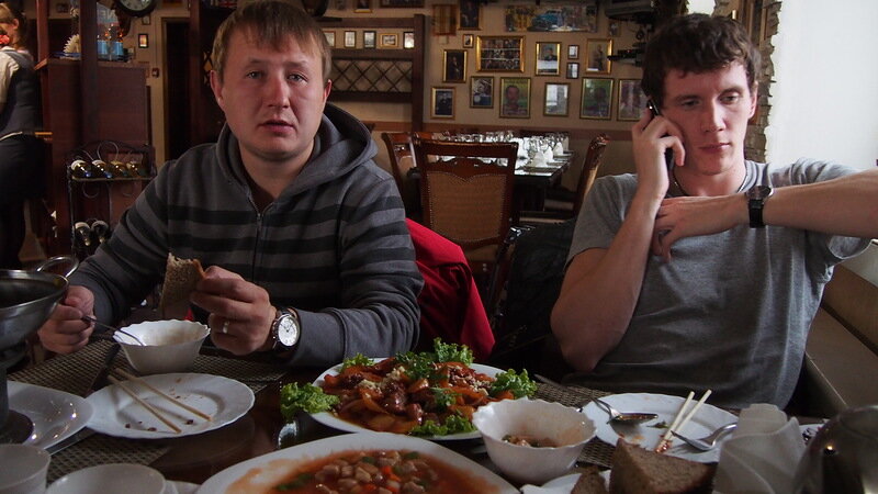 Типичный пример стола, когда мы не смогли физически все сожрать, а средний чек на человека не дотянул до пятихакти

