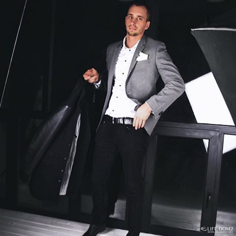 
А вот эксперты ток-шоу, если верить все тому же Косте, получают очень даже неплохо. Ставка за один лишь выпуск со звездой варьируется от 10 до 25 тысяч рублей. Лишь такие уловки позволяют «Дому 2» хоть как-то держаться на плаву.
