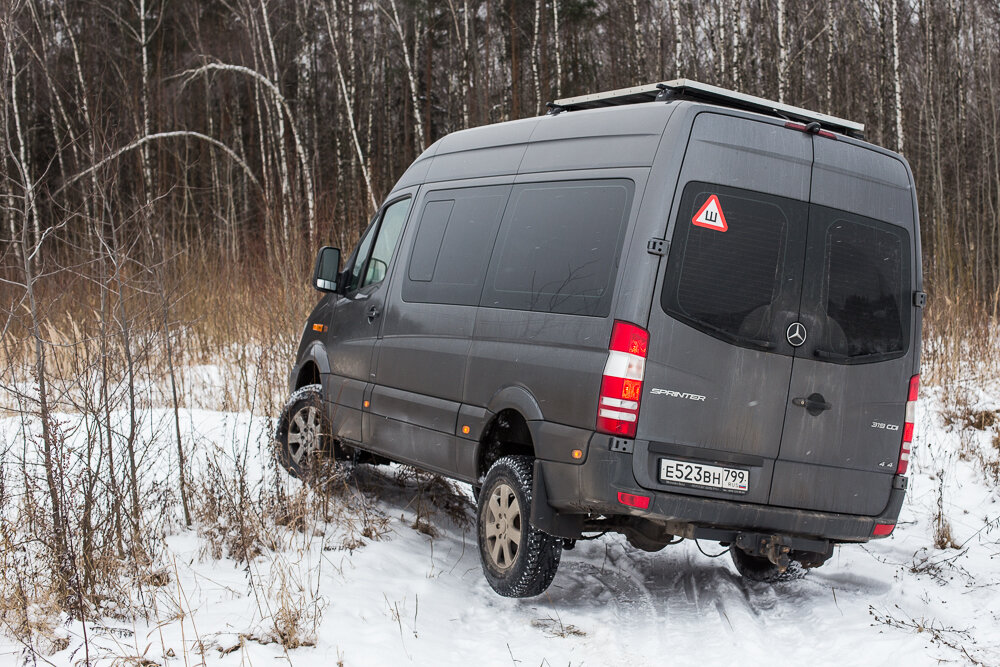 На микро бездорожье становится заметно то, что и так очевидно: большая высота - почти 3 метра, большая база и ходы подвески автобусные, а не внедорожные. Пока трудно сказать, насколько для него будут критичны боковые крены, но визуально машина выглядит довольно высокой и узкой.
 