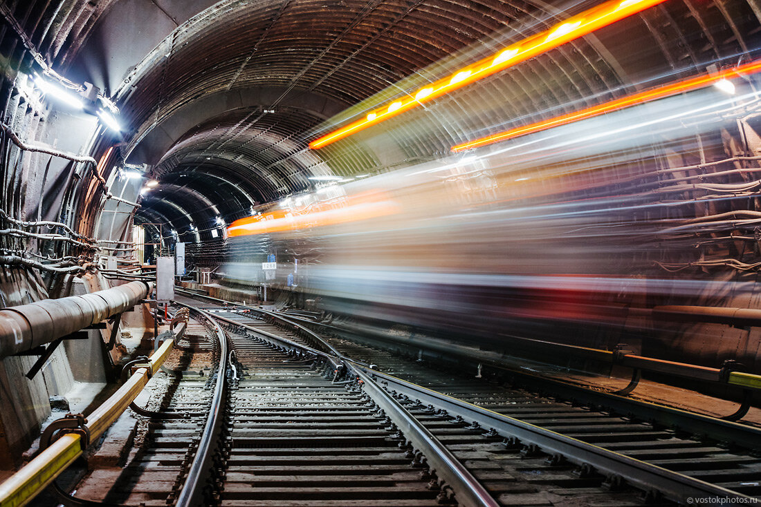 Комиссионная метро. Третий рельс в метро. Контактный рельс мосметро. Контактный рельс Московского метрополитена. Рельсы метро.