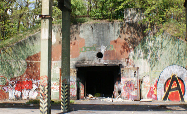 вход в бункер бывшего арсенала