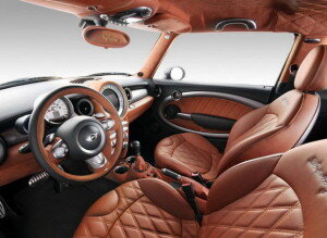 Покраска кожаного салона позволит устранить любое повреждение интерьера в салоне с полной ликвидацией этих признаков. А ещё, покрасив кожу салона, можно изменить интерьер и использовать другую краску, кардинально сменив имидж и облик. Эта процедура выполняется быстро. На полное обновление кожи в автомобиле уйдёт 72 часа. А обновление некоторых элементов займёт гораздо меньше времени.