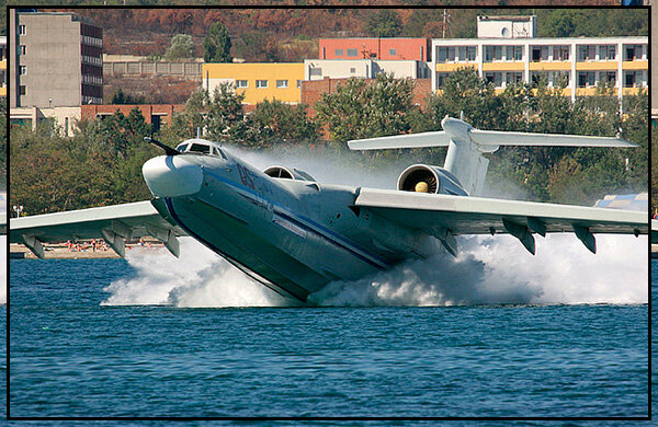 Самолет амфибия А-40 взлетает с воды