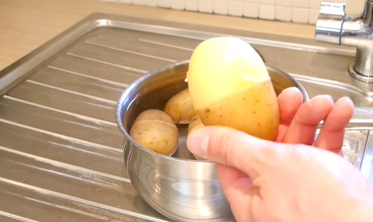 В картофеле есть вода. Чистка картофеля. Чистка вареной картошки. Картофель очищенный. Картофель с очищенной кожурой.