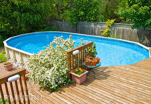 Первое, на что здесь следует обращать внимание – так это на качество и, соответственно, цену. Помните, что по-настоящему хорошие вещи никогда не бывают слишком дешевыми. Второй, не менее важный момент – это размеры. Если вы решили поставить каркасный бассейн на дачу, то если там будут плескаться маленькие дети, слишком глубокие модели здесь явно не подойдут. Конечно, лучше всего сделать выбор, основанный на рекомендациях людей, которым вы доверяете. Они уже на практике изучили все плюсы и минусы данного варианта. В таком случае вы не допустите ненужных ошибок, и в итоге действительно подберете наиболее оптимальный для себя вариант.