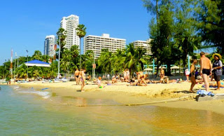 Для примера, ниже отнюдь не саркастическая картинка, которую можно найти по запросу "Лучшие пляжи Паттайи". 

