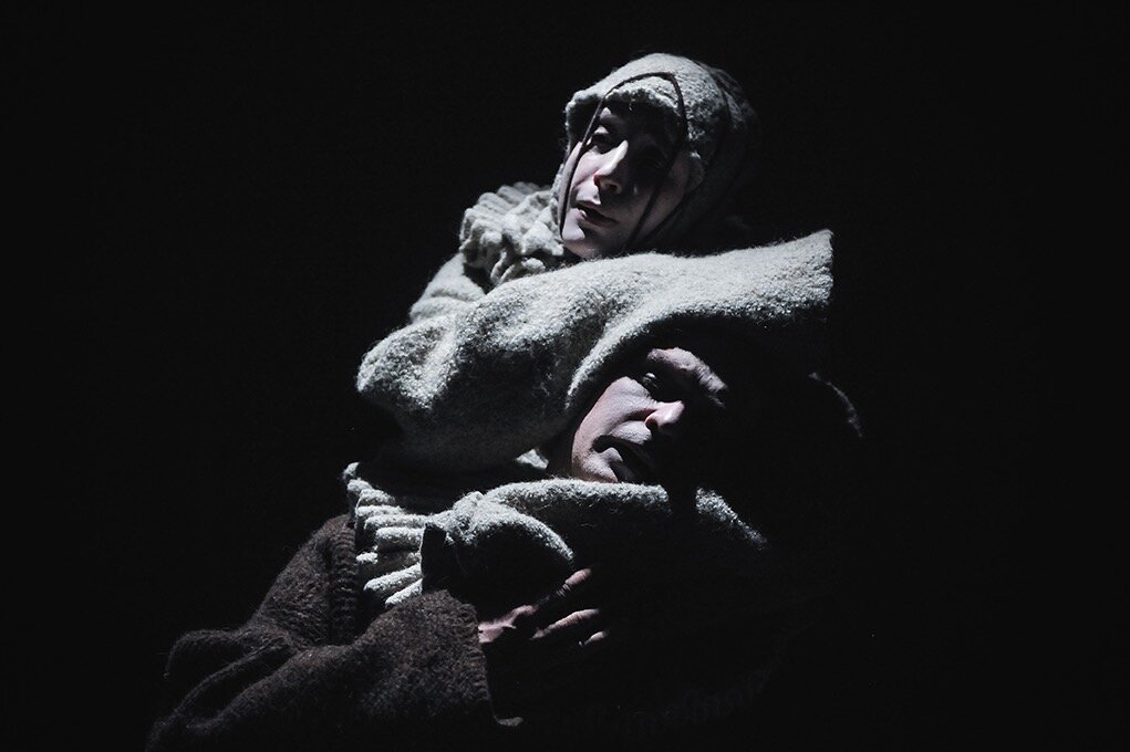 Фотография сцены, когда Шут «успокаивает» Короля Лира