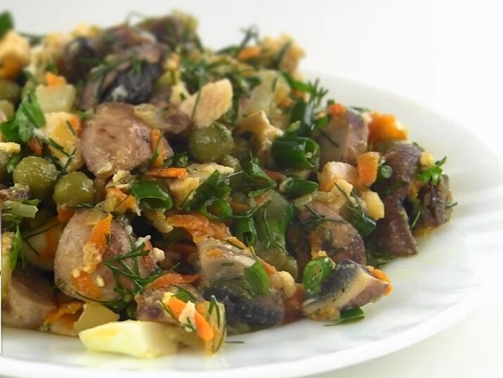 Салат с мясом и грибами – сытное угощение на любой случай